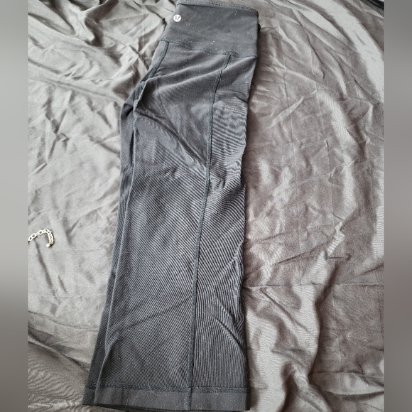 Lulu lemon reversible crop flare legging - Picture 3 of 4